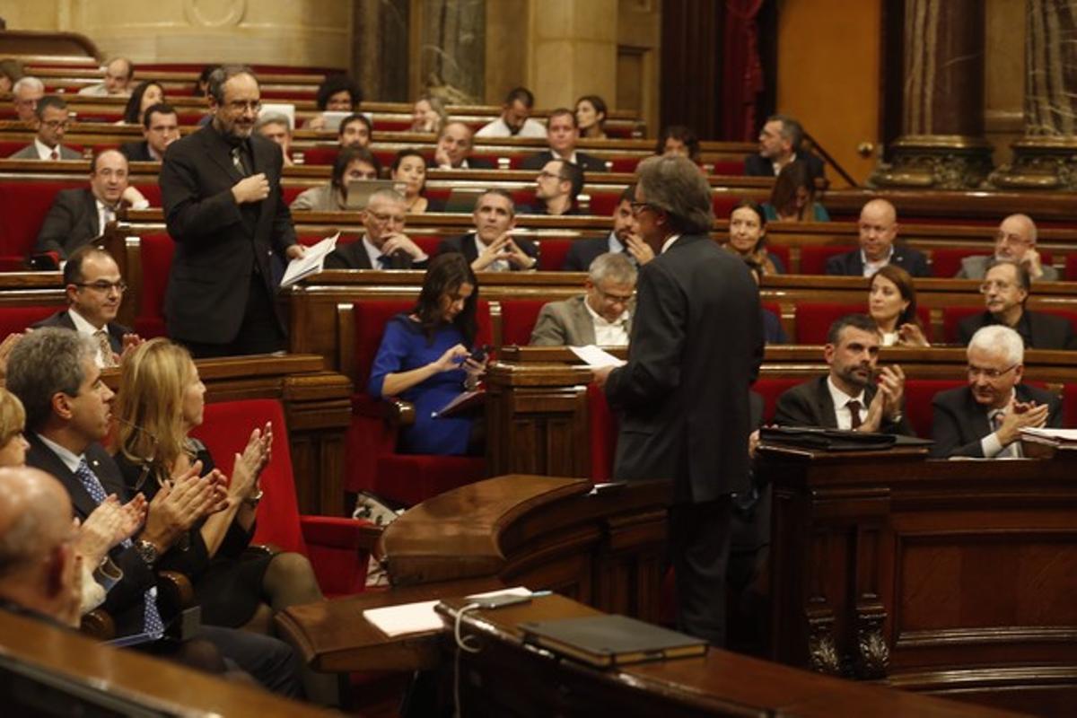 Artur Mas, frente a Antonio Baños, en el debate de investidura, ayer.