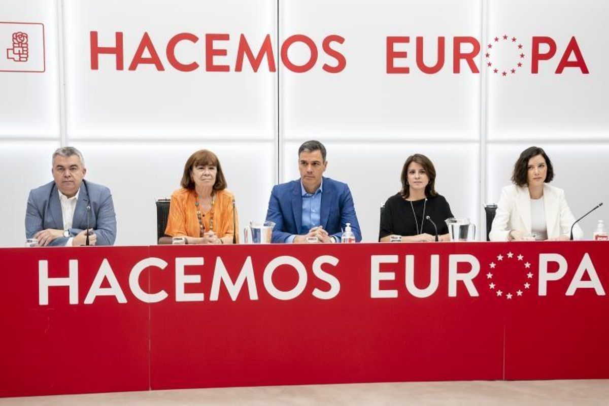 El PSOE obre una «reflexió» sense autocrítica i desvincula Sánchez de la patacada andalusa El PSOE obre una «reflexió» sense autocrítica i desvincula Sánchez de la patacada andalusa