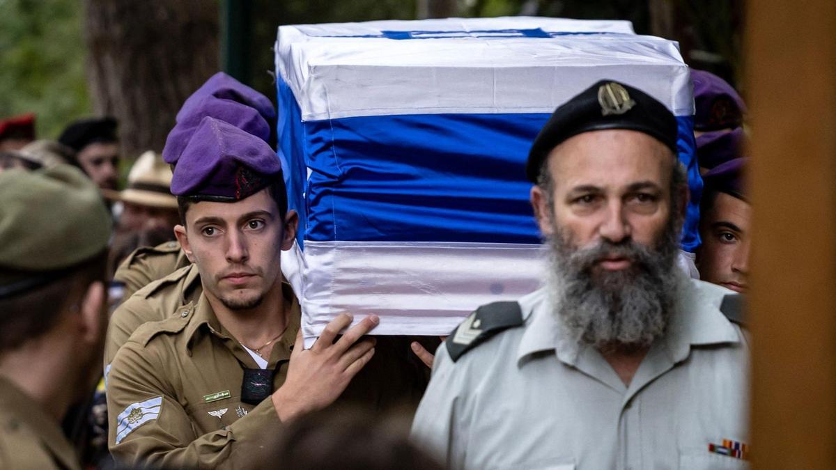 Soldados israelíes llevan el ataúd de un compañero soldado durante un funeral el 1 de noviembre de 2023 en un cementerio militar de Jerusalén.