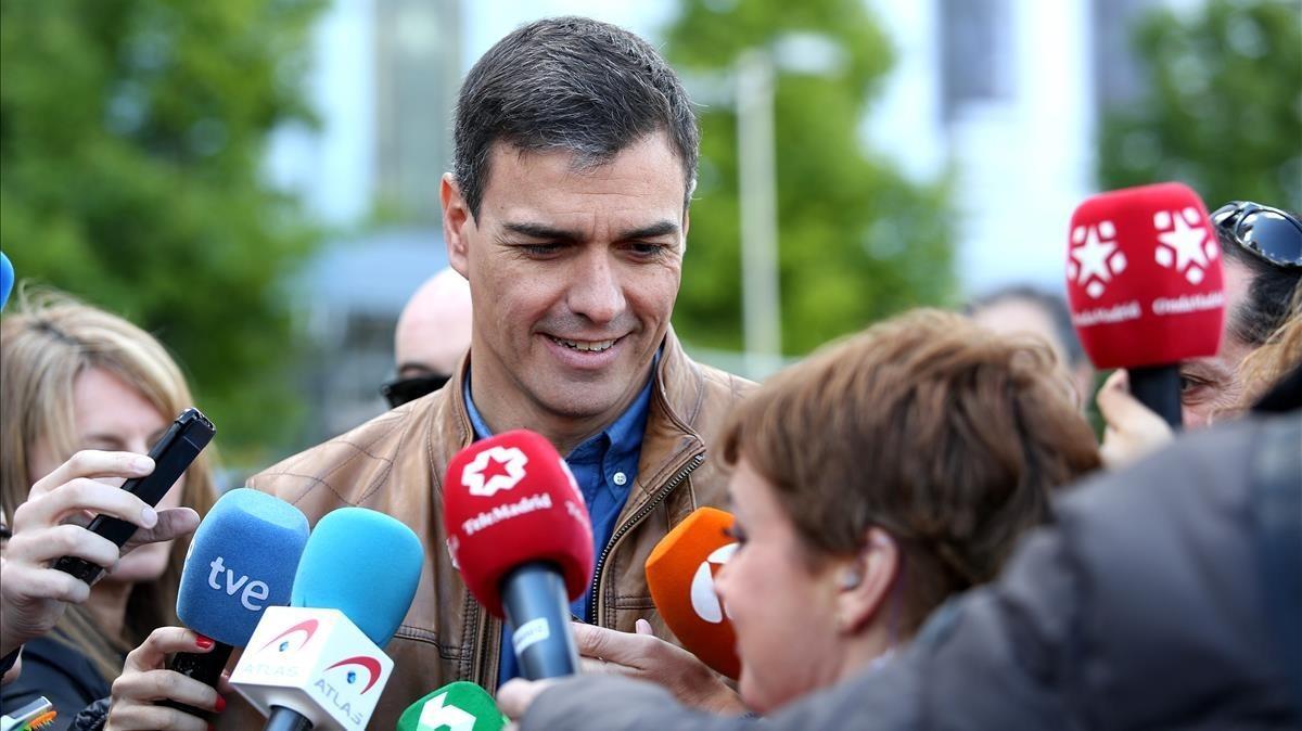 Pedro Sánchez atiende a los medios al inicio de la Manifestación del 1 de Mayo, en Madrid.