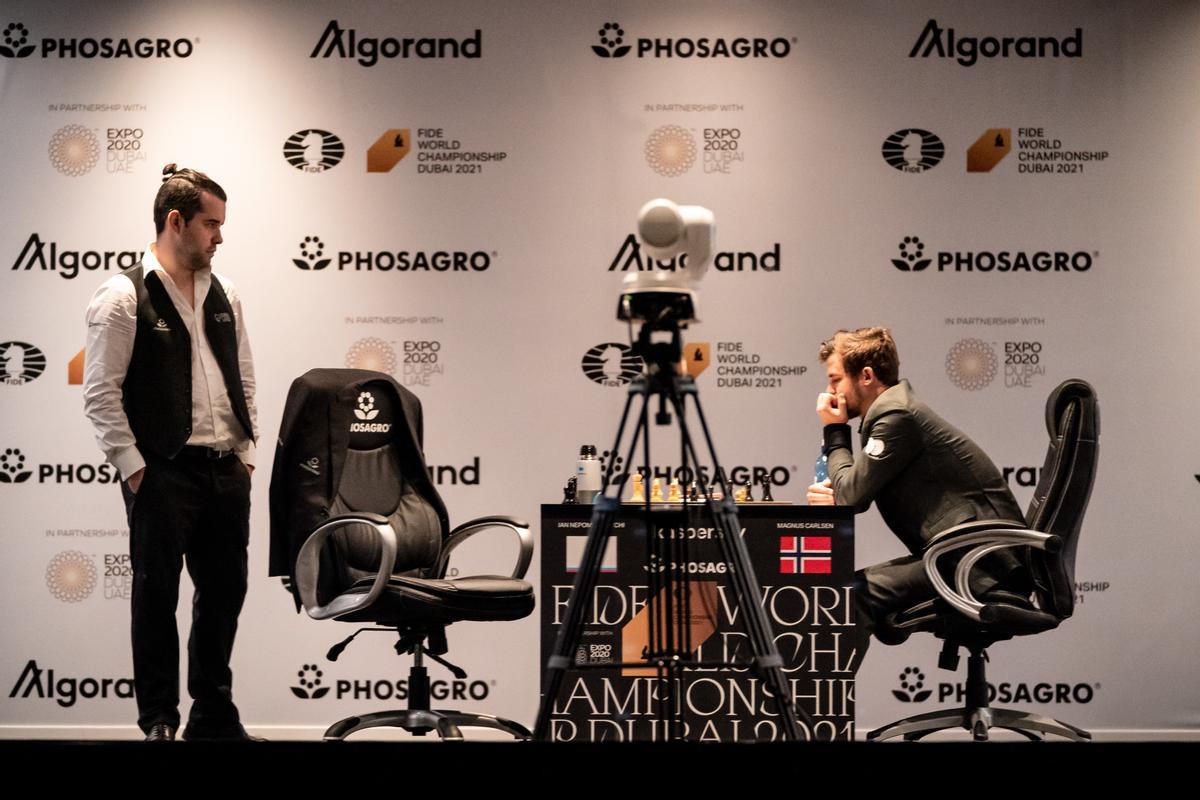 Carlsen inicia la defensa del tron dels escacs amb taules amb el seu amic Nepo