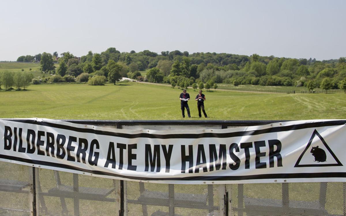 Una pancarta contra la reunió del Grup Bilderberg a Watford. Una pancarta contra la reunió del Grup Bilderberg a Watford.