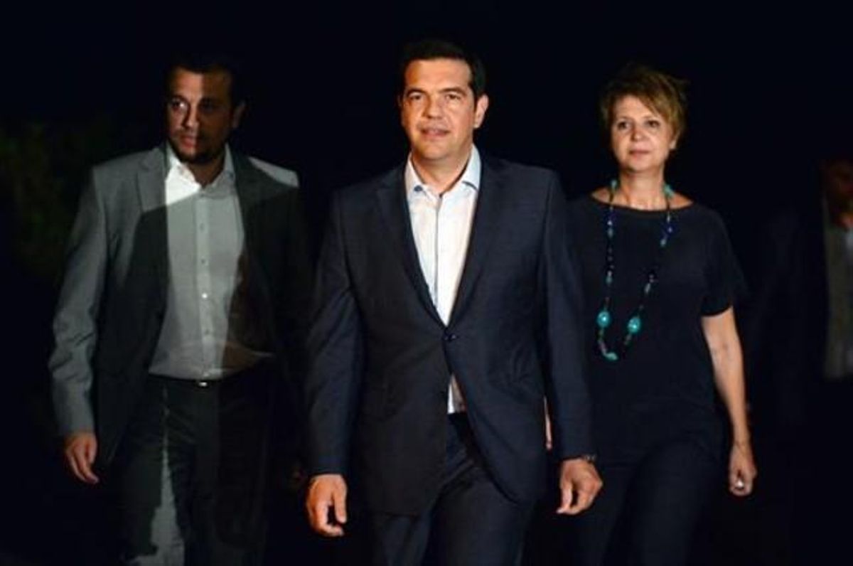 Alexis Tsipras, rodeado de sus aliados, ayer en Atenas. Alexis Tsipras, rodeado de sus aliados, ayer en Atenas.