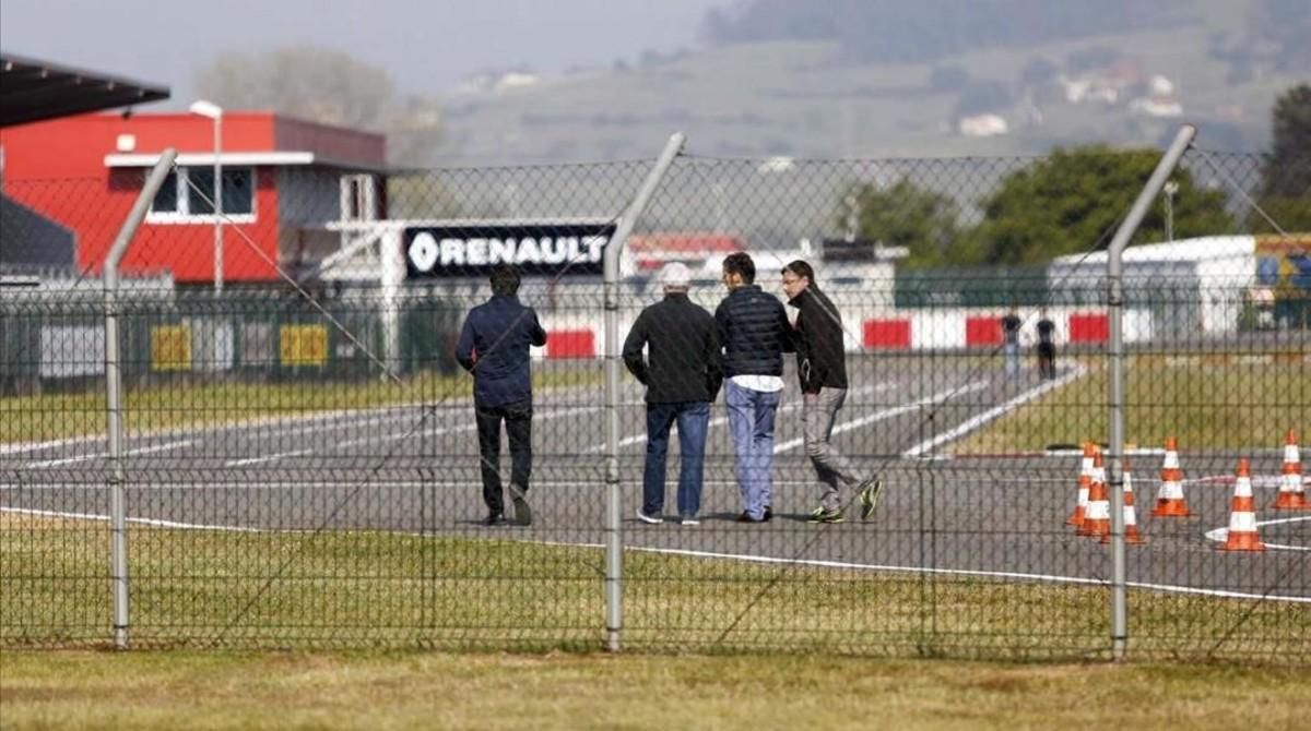 Luís García Abad (izquierda), mánager de Fernando Alonso, y a su lado, con pelo blanco, el padre del deportista, en el circuito asturiano este domingo. Luís García Abad (izquierda), mánager de Fernando Alonso, y a su lado, con pelo blanco, el padre del deportista, en el circuito asturiano este domingo.