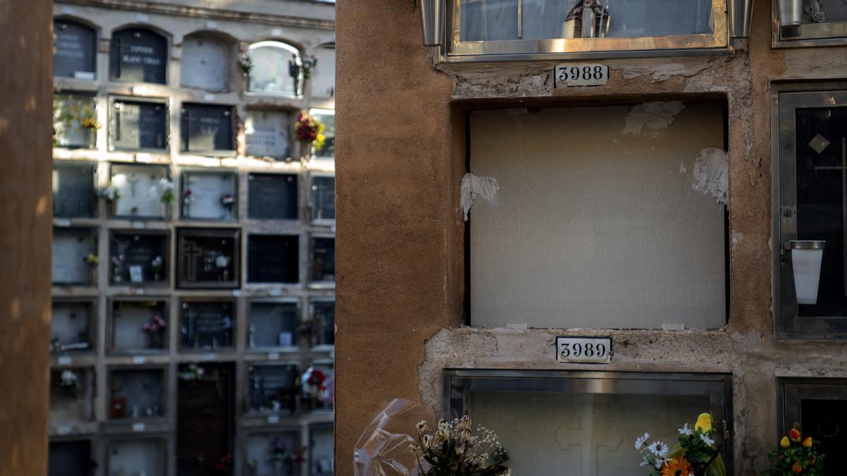 Imagen de uno de los nichos vacíos en el cementerio de Sant Andreu. Son identificables por los tres puntos blancos de sellado.