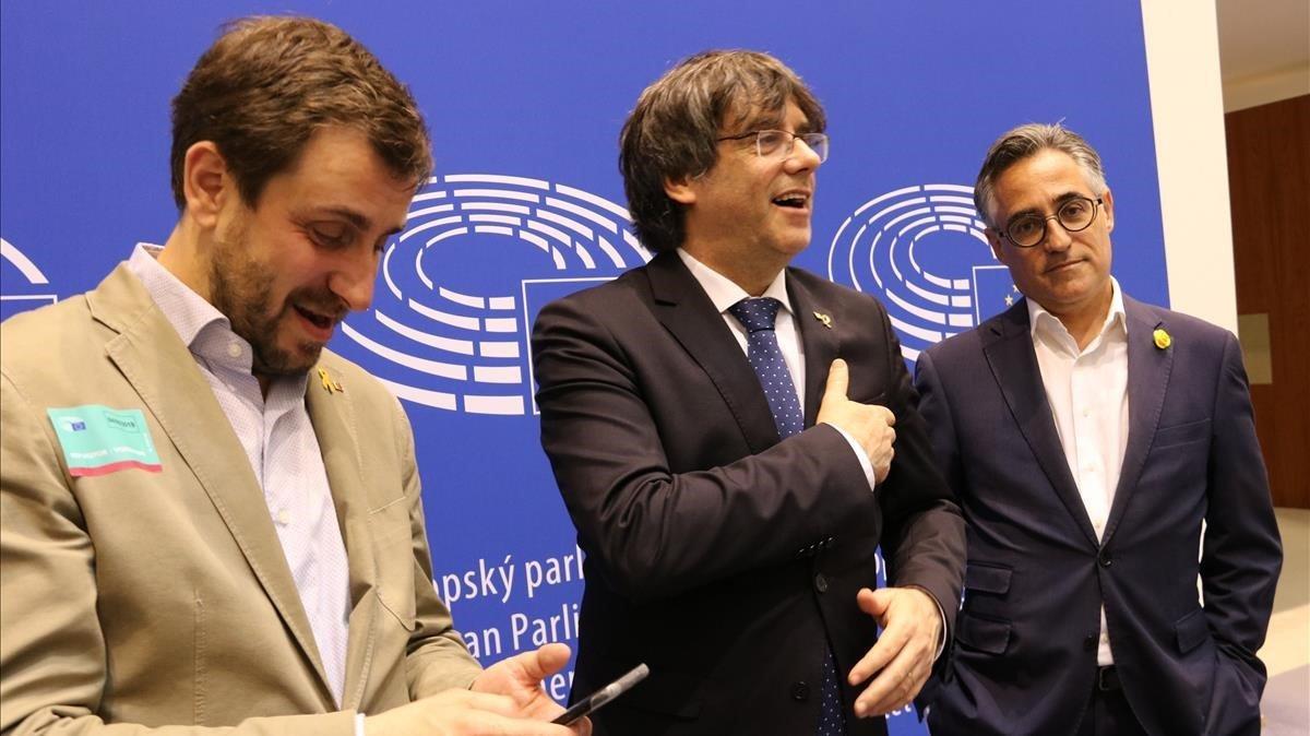 Carles Puigdemont, entre Toni Comín y Ramon Tremosa, en el Parlamento Europeo