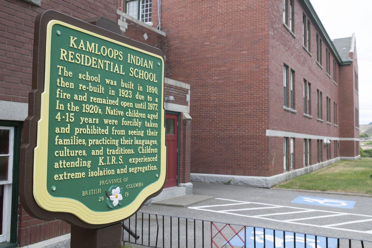 Placa conmemorativa en lo que fue el internado indígena de Kamloops Placa conmemorativa en lo que fue el internado indígena de Kamloops