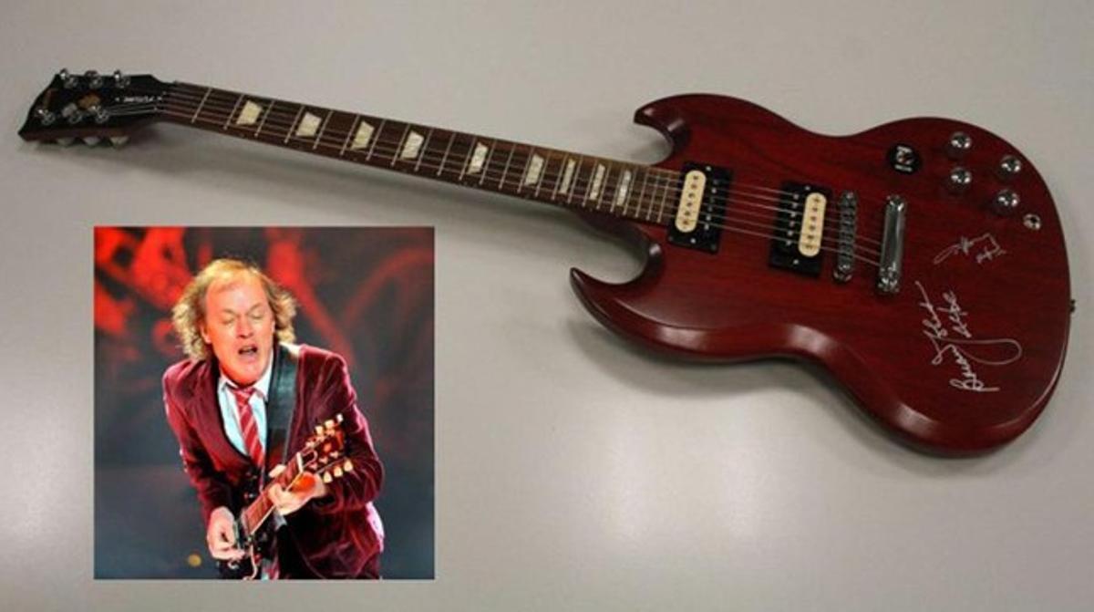 Guitarra eléctrica firmada por Angus Young (AC / DC).