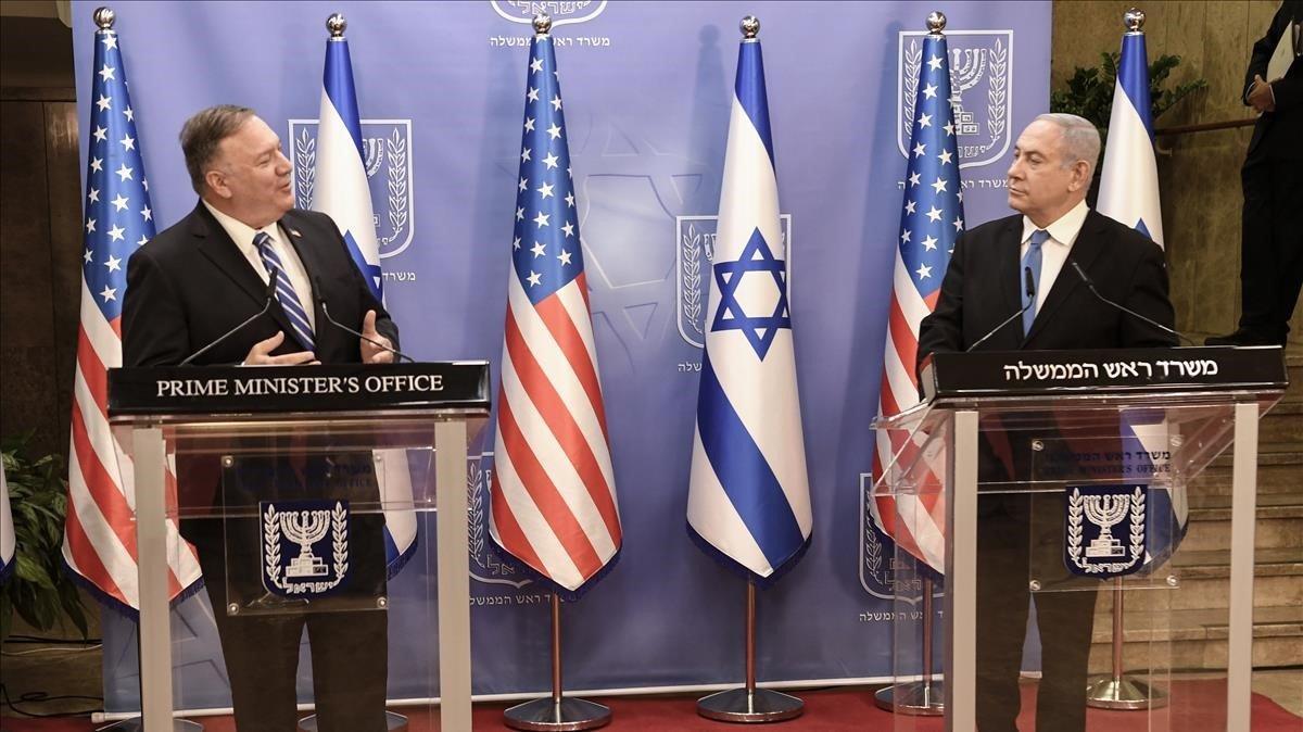 El primer ministro israelí, Binyamin Netanyahu, y el secretario de Estado de EEUU, Mike Pompeo, en rueda de prensa conjunta este lunes. 