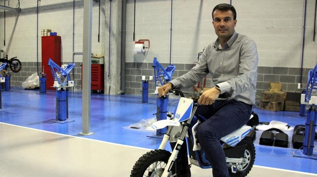 El director general de Torrot, Ivan Contreras, nuevo propietario de Gas Gas, en una moto para niños.