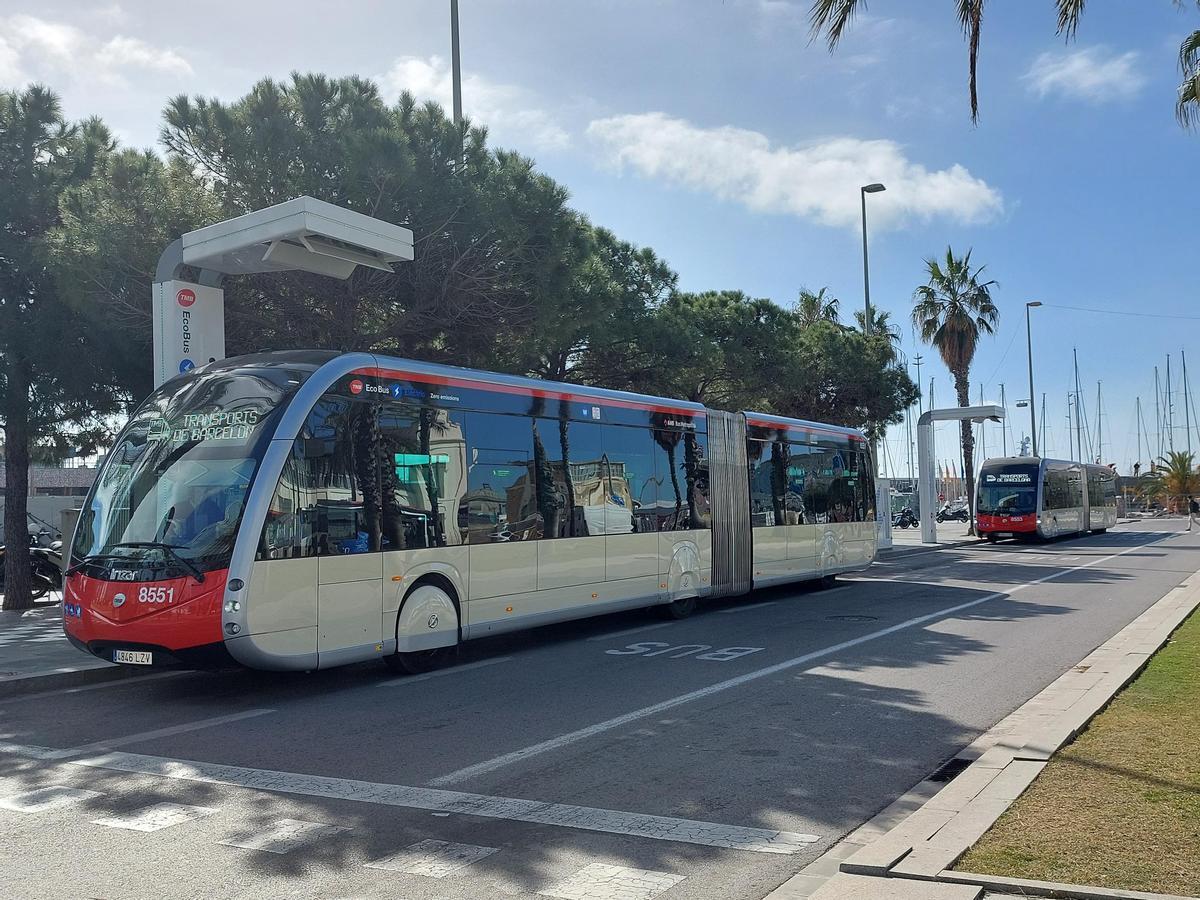 Dos modelos de los buses eléctricos que cubren el trayecto de la V15, en Barcelona.