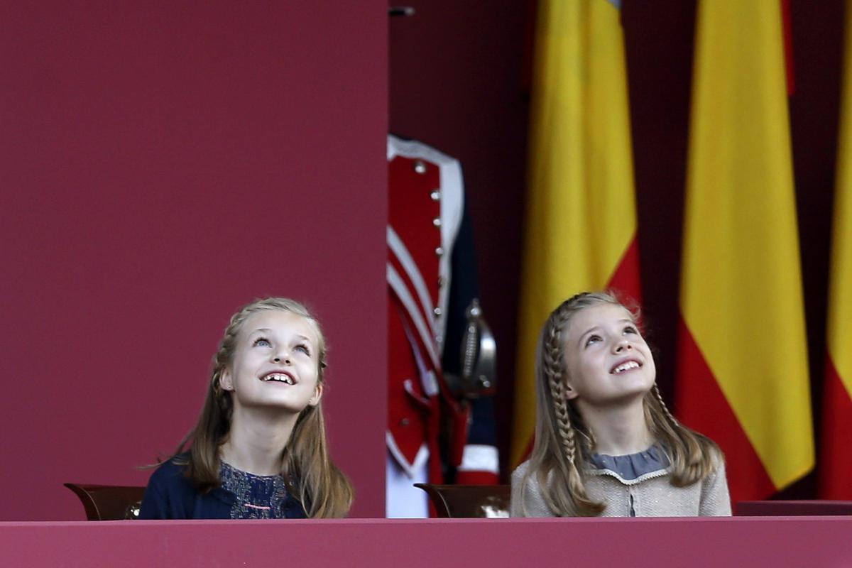 La princesa Leonor y la infanta Sofía miran los aviones durante el desfile militar del 12 de octubre del 2015.