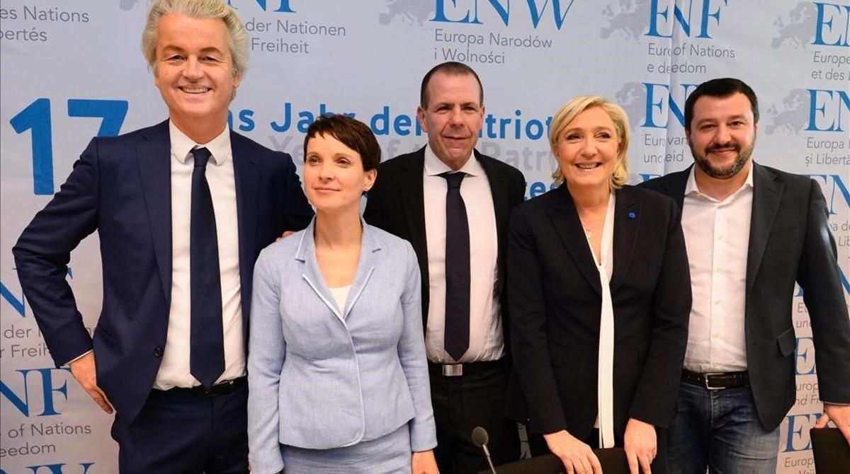 De izquierda a derecha, los líderes de la ultraderecha europea Wilders, Petry, Vilimsky, Le Pen y Salvani. De izquierda a derecha, los líderes de la ultraderecha europea Wilders, Petry, Vilimsky, Le Pen y Salvani.