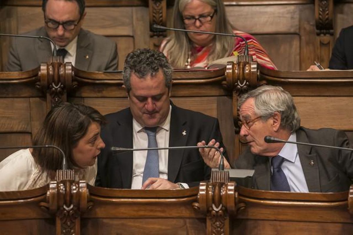 La tinenta d’alcalde d’Economia, Empresa i Ocupació, Sònia Recasens, parla amb l’alcalde Xavier Trias en el ple de l’Ajuntament de Barcelona del passat dia 31, amb el primer tinent d’alcalde Joaquim Forn. La tinenta d’alcalde d’Economia, Empresa i Ocupació, Sònia Recasens, parla amb l’alcalde Xavier Trias en el ple de l’Ajuntament de Barcelona del passat dia 31, amb el primer tinent d’alcalde Joaquim Forn.
