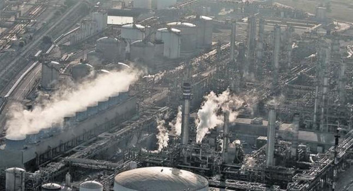 Vista aérea de la petroquímica de Tarragona, consus chimeneas. Vista aérea de la petroquímica de Tarragona, consus chimeneas.