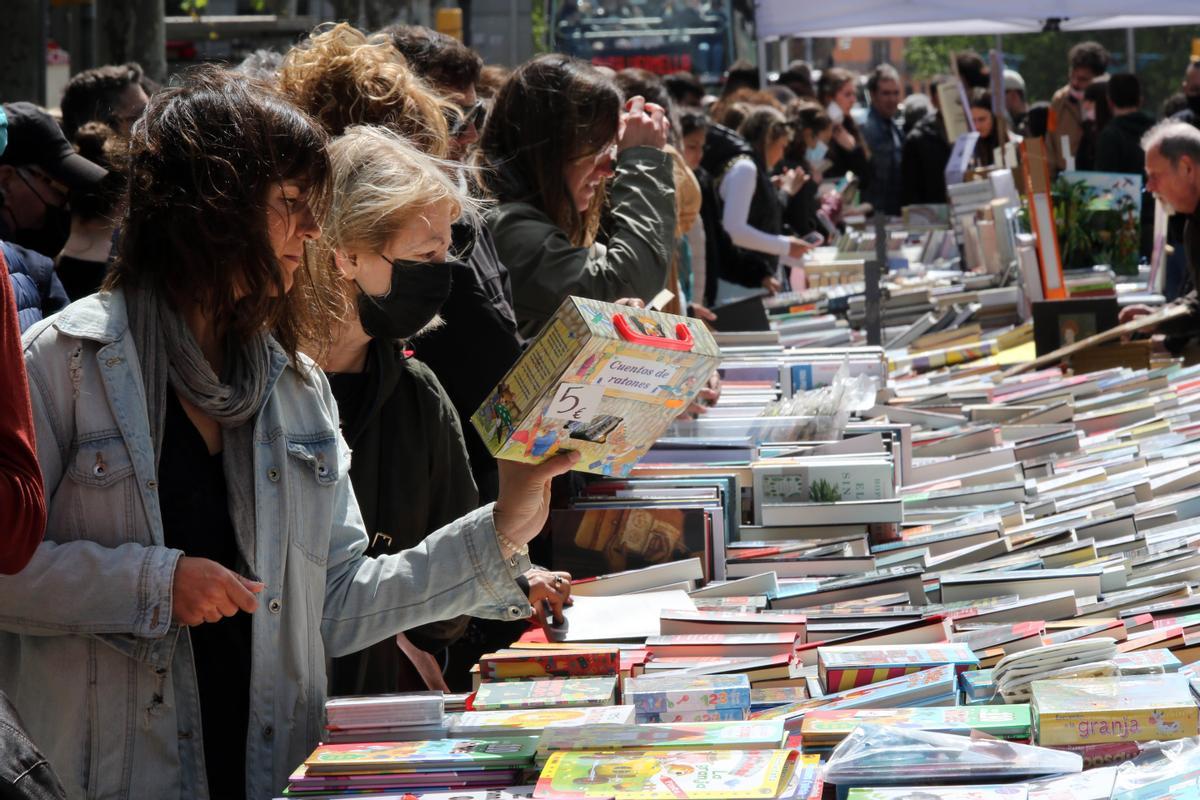 Parada de libros en Barcelona durante el Sant Jordi de 2022.