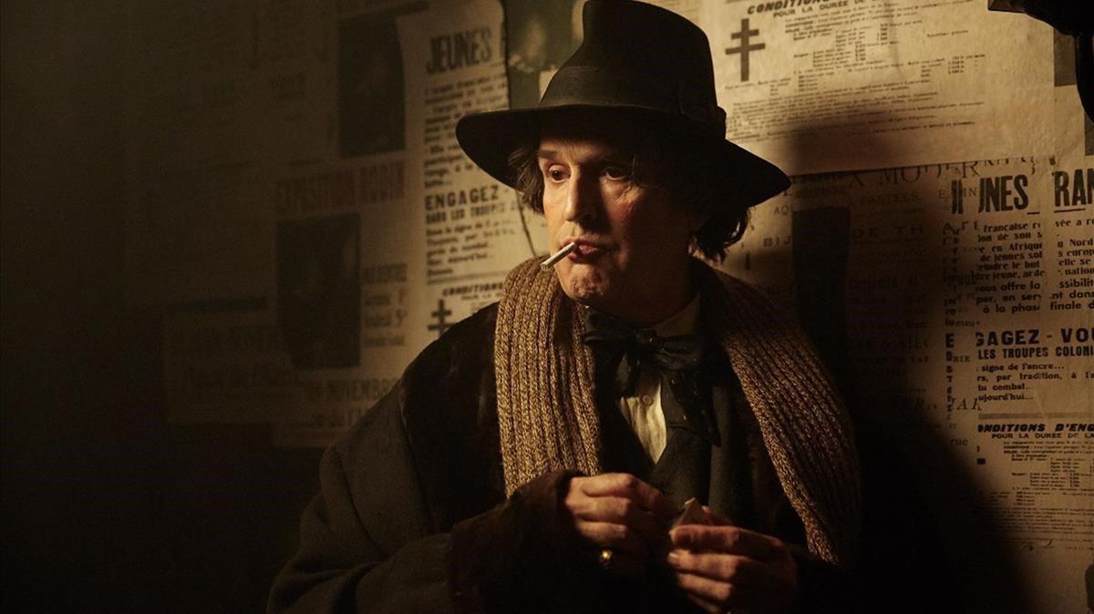 Rupert Everett, como Oscar Wilde, en la película que ha dirigido y protagonizado.