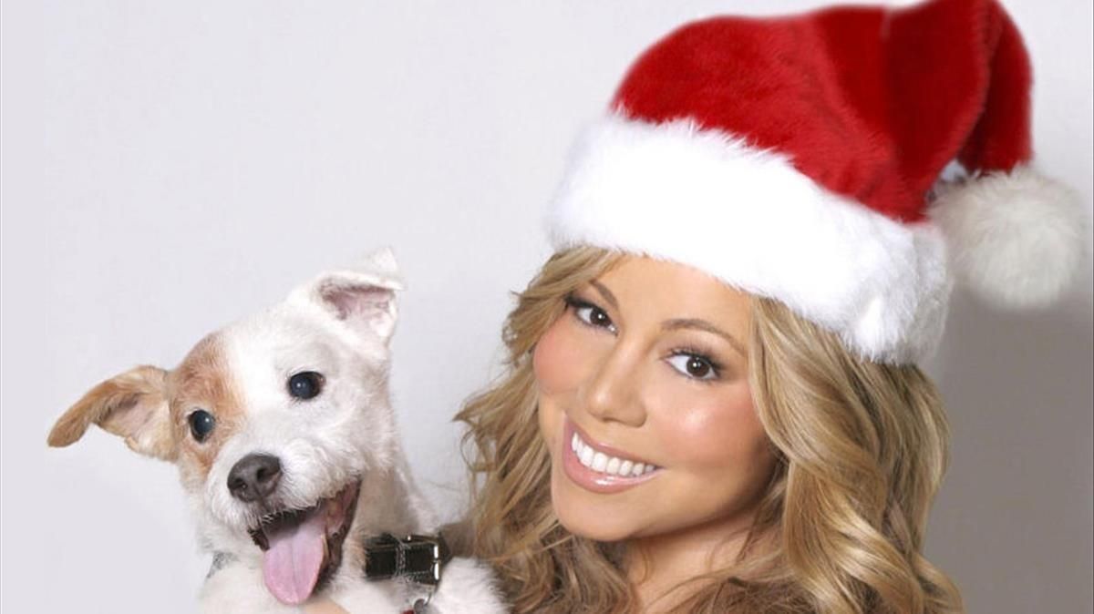 Una imagen de archivo de Mariah Carey, en una fotografía navideña, posando junto a un perro en el 2013. Una imagen de archivo de Mariah Carey, en una fotografía navideña, posando junto a un perro en el 2013.