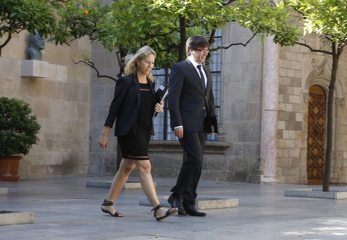 Carles Puigdemont y Neus Munté, en el palau de la Generalitat. Carles Puigdemont y Neus Munté, en el palau de la Generalitat.