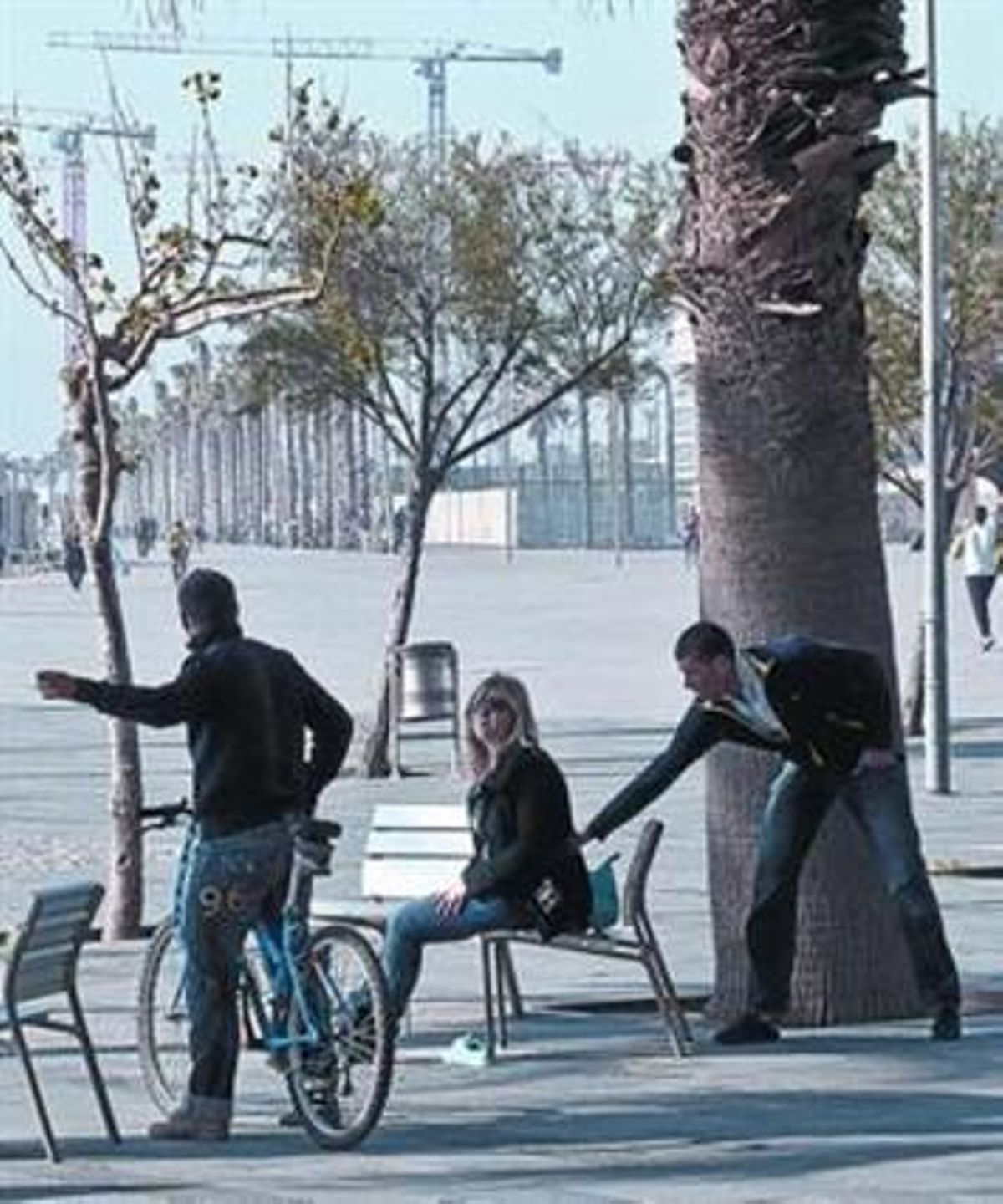 Intento de robo en la plaza del Mar de la Barceloneta, en abril. Intento de robo en la plaza del Mar de la Barceloneta, en abril.