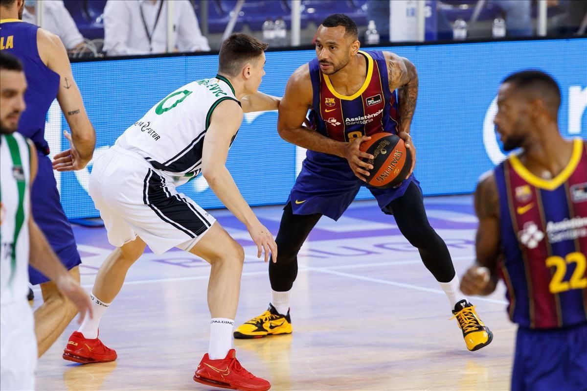 El azulgrana Hanga intenta generar una jugada en ataque, defendido por Dimitrijevic El azulgrana Hanga intenta generar una jugada en ataque, defendido por Dimitrijevic