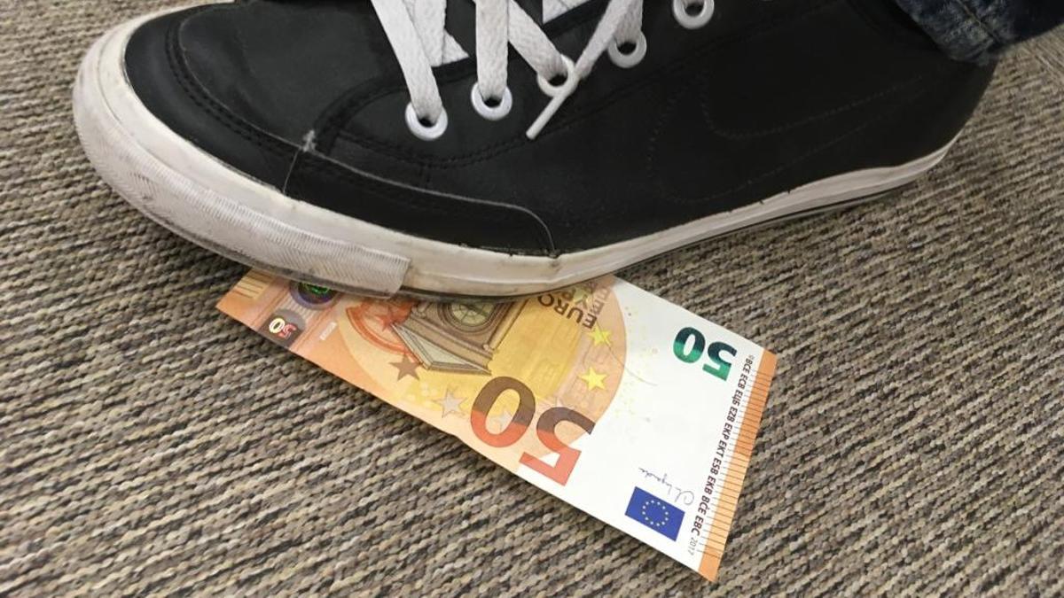 El Mundo Today  | Encontrarse un billete de 50 euros en el suelo, la mejor experiencia de ocio de Barcelona