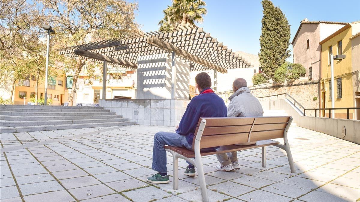 Rafael (esquerra) i Miguel (dreta), dues persones sensesostre de Santa Coloma de Gramenet. Rafael (esquerra) i Miguel (dreta), dues persones sensesostre de Santa Coloma de Gramenet.
