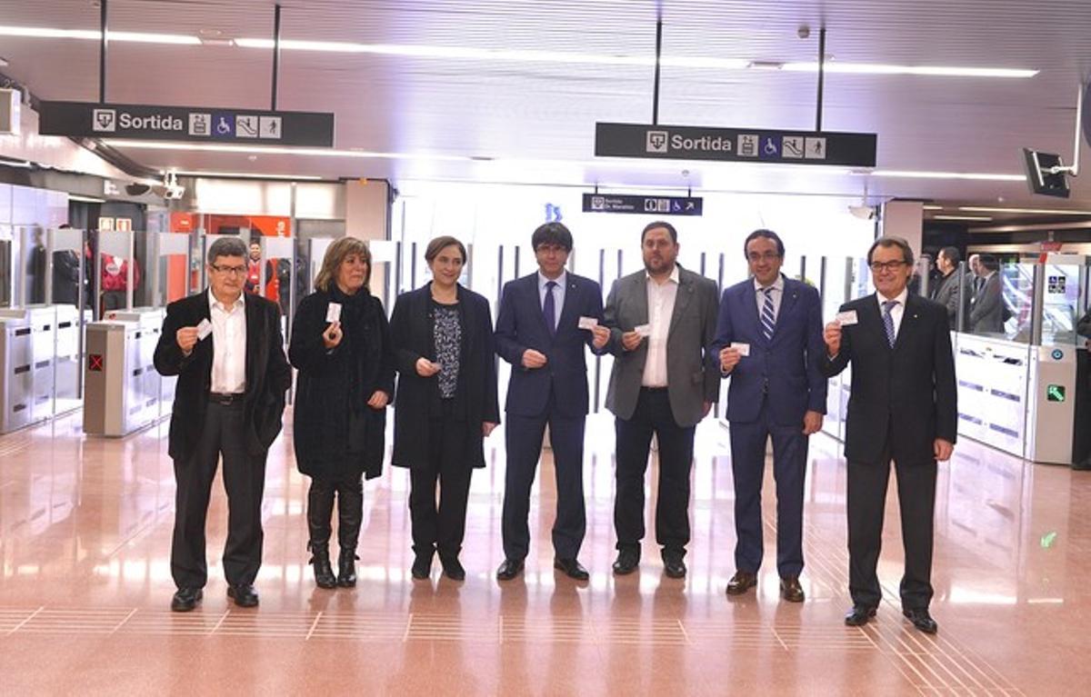 De izquierda a derecha, los alcaldes Lluís Tejedor (El Prat), Núria Marín (L’Hospitalet) Ada Colau (Barcelona), el ’president’ Carles Puigdemont, el vicepresidente Oriol Junqueras, el ’conseller’ Josep Rull y el ’expresident’ Artur Mas.