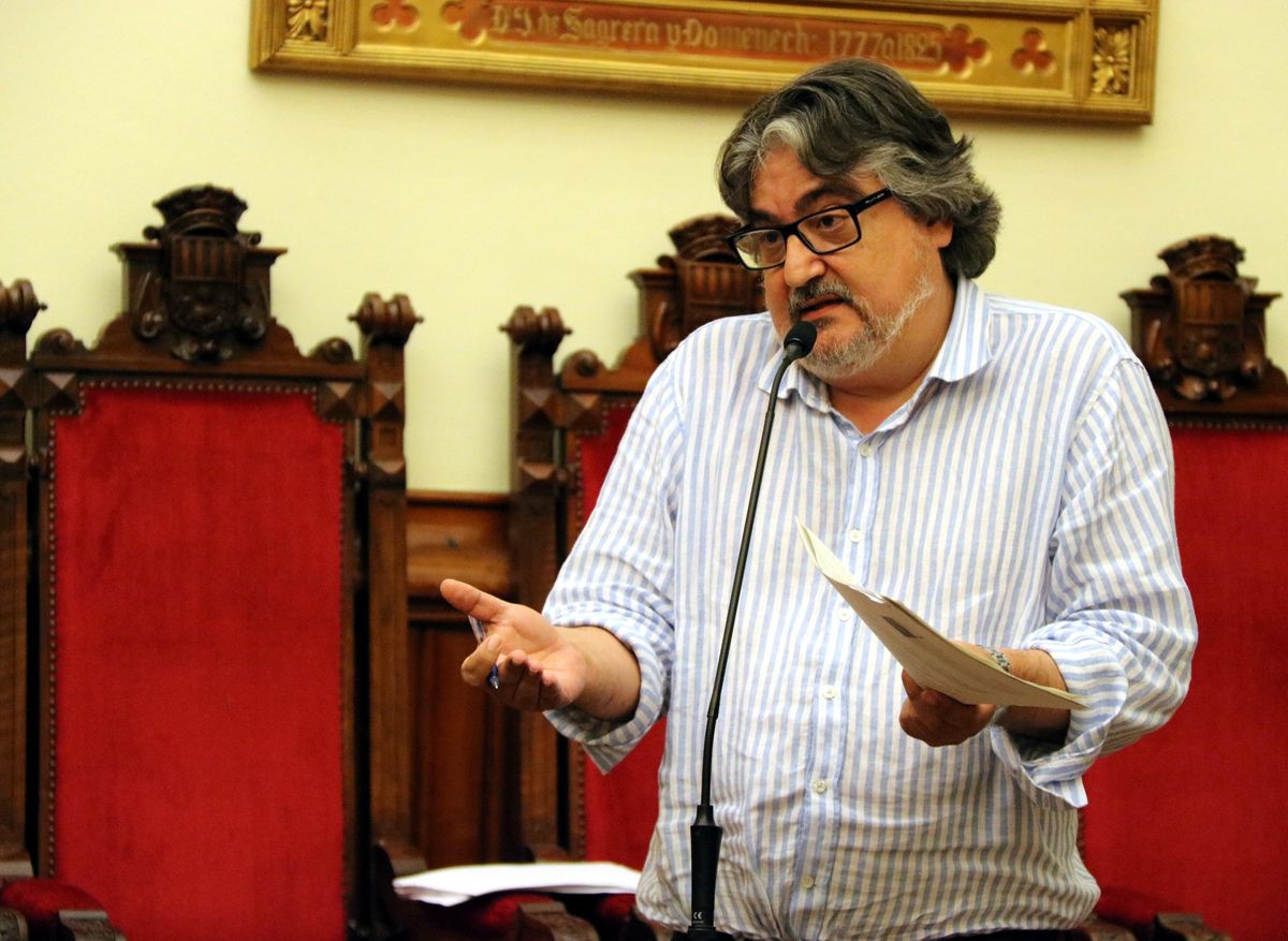 Amadeu Aguado durante una intervención en un pleno de 2017 Amadeu Aguado durante una intervención en un pleno de 2017