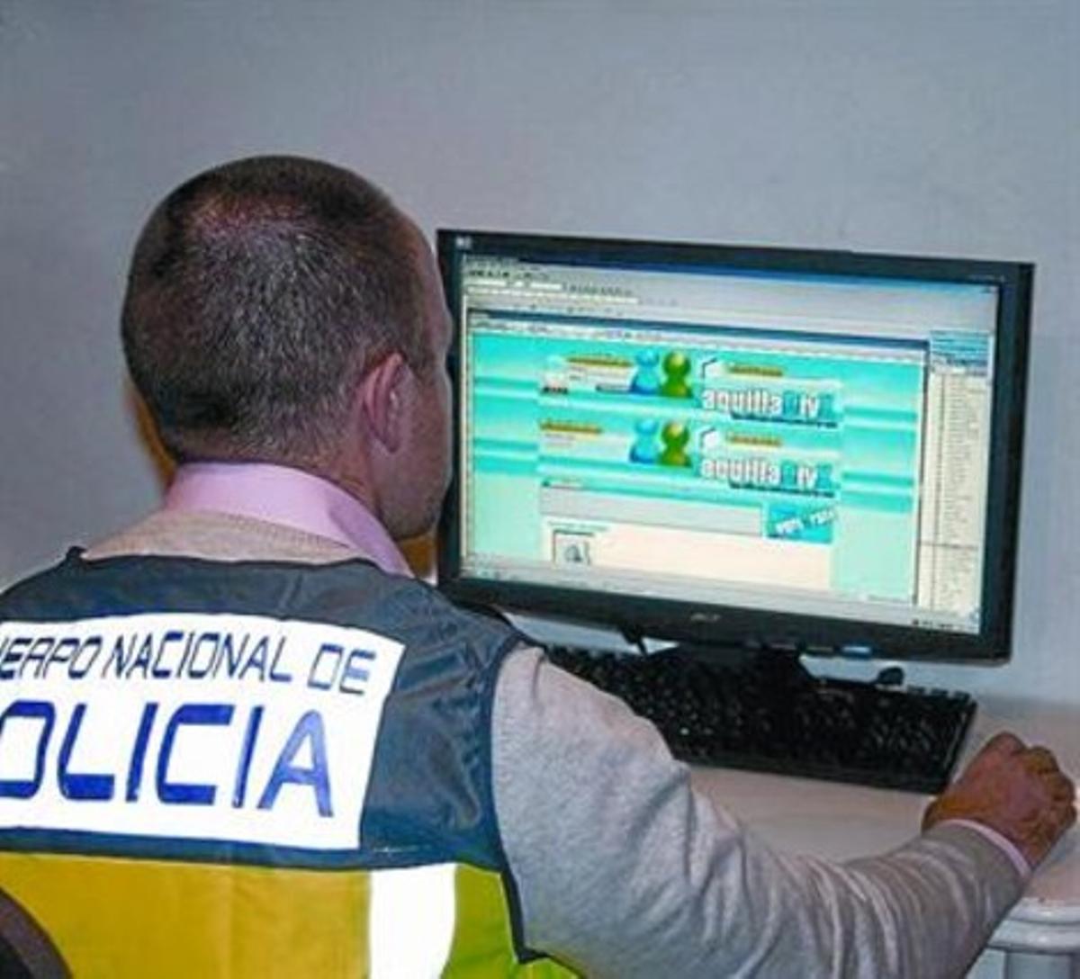 Un policía muestra una web de descarga de películas de estreno.