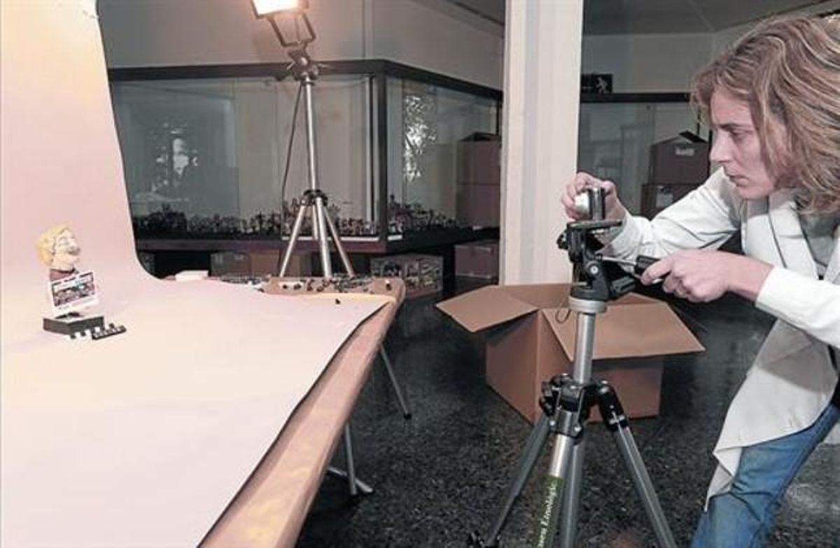 Proceso de catalogación de la figurita de la Grossa Cap d’Any, que se expondrá en el Museu Etnològic. Proceso de catalogación de la figurita de la Grossa Cap d’Any, que se expondrá en el Museu Etnològic.