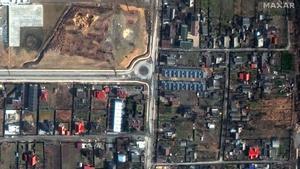 Imagen por satélite en la que pueden verse cuerpos de civiles en las calles de Bucha.