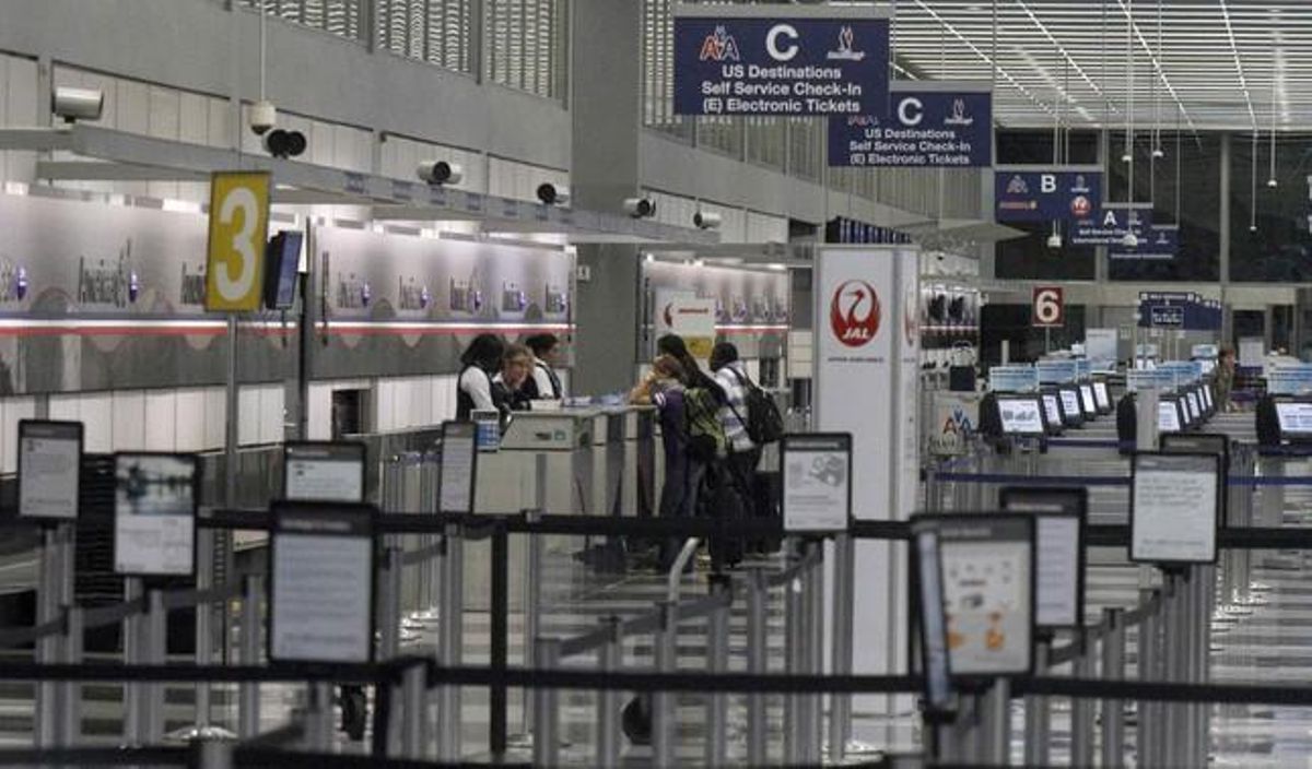 Pasajeros demandan información en el aeropuerto internacional de Chicago. Pasajeros demandan información en el aeropuerto internacional de Chicago.