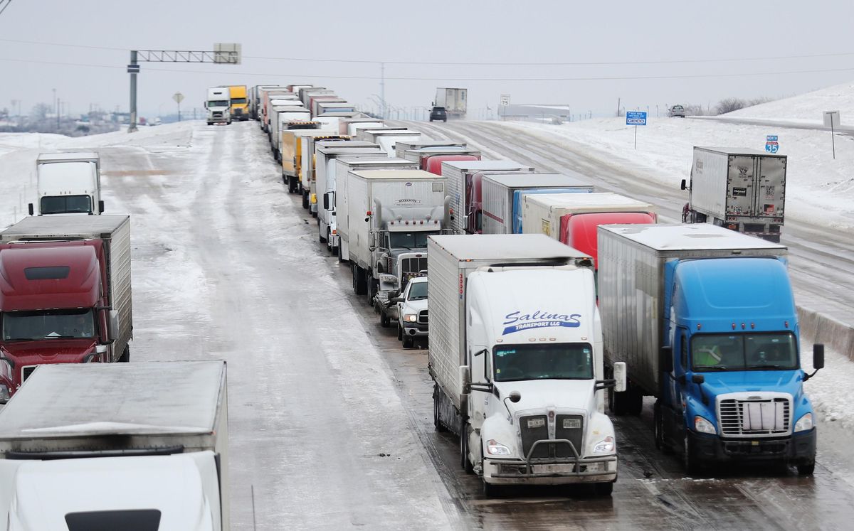Cientos de camiones bloqueados por el temporal de nieve en una carretera de Texas. Cientos de camiones bloqueados por el temporal de nieve en una carretera de Texas.