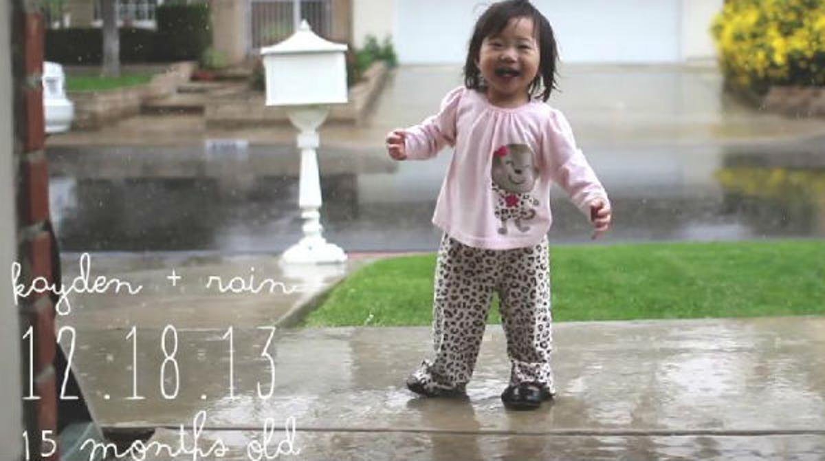 El vídeo donde la pequeña de 15 meses se emociona al ver la lluvia