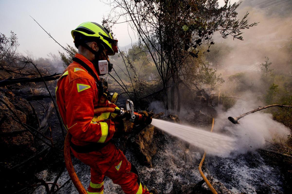 La lluvia da un respiro y estabiliza el perímetro del incendio de la Vall d’Ebo pero se reactiva el fuego de Benimassot