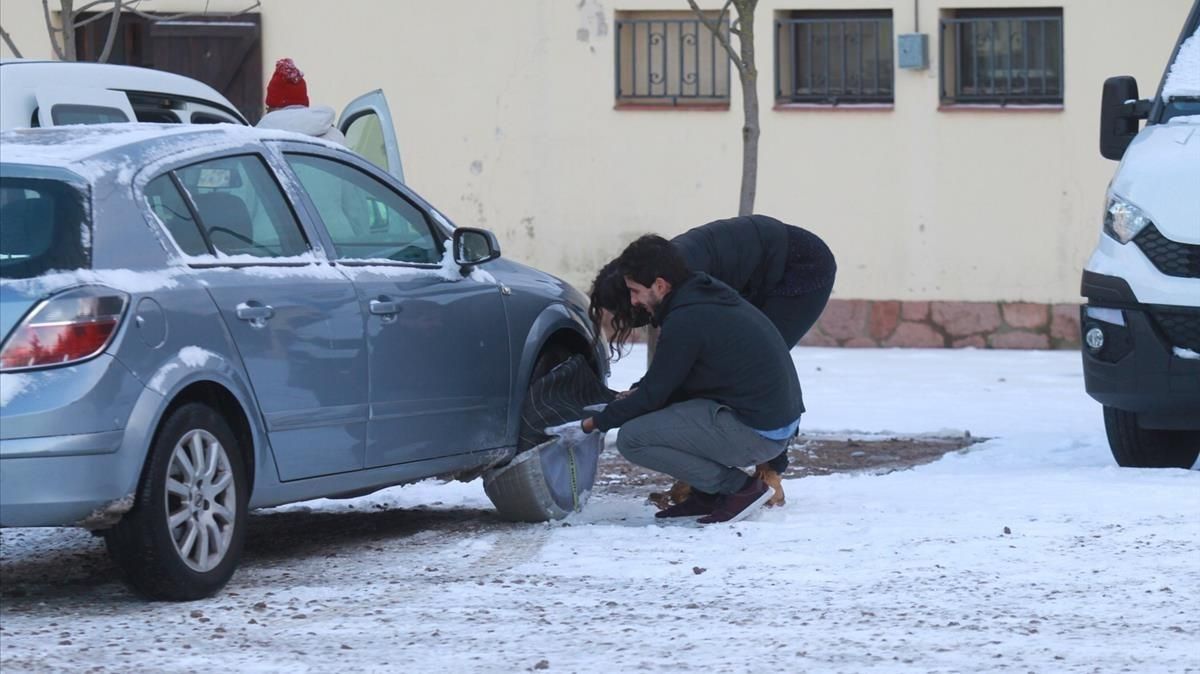 La DGT organitza a Zamora un taller de col·locació de cadenes de neu exclusiu per a dones La DGT organitza a Zamora un taller de col·locació de cadenes de neu exclusiu per a dones
