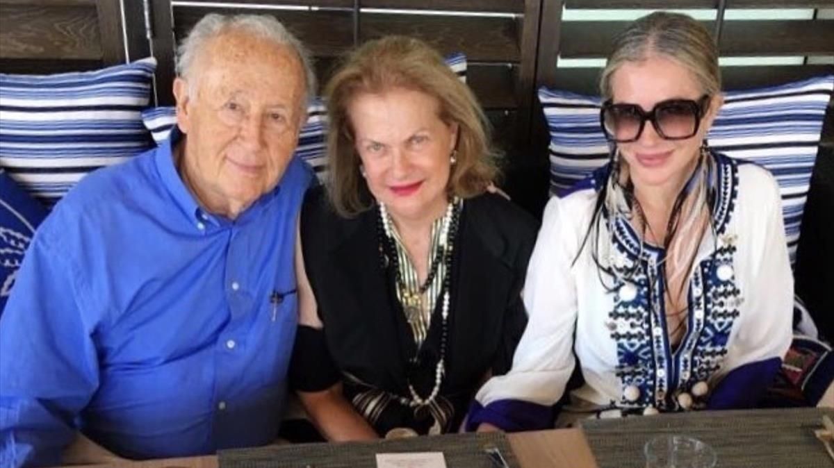 Carmen Blázquez, en el centro, con su marido y su hija. Carmen Blázquez, en el centro, con su marido y su hija.