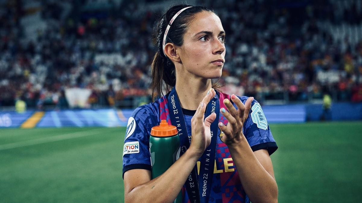 Aitana Bonmatí aplaude a la afición tras perder la final de la Champions