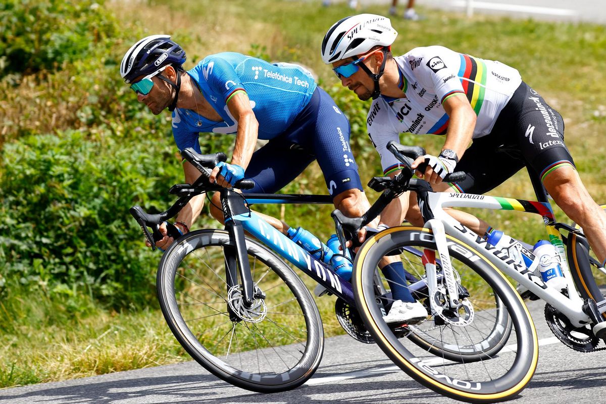 Alejandro Valverde, junto a Julian Alaphilippe, durante la fuga del Tour camino de Andorra. Alejandro Valverde, junto a Julian Alaphilippe, durante la fuga del Tour camino de Andorra.