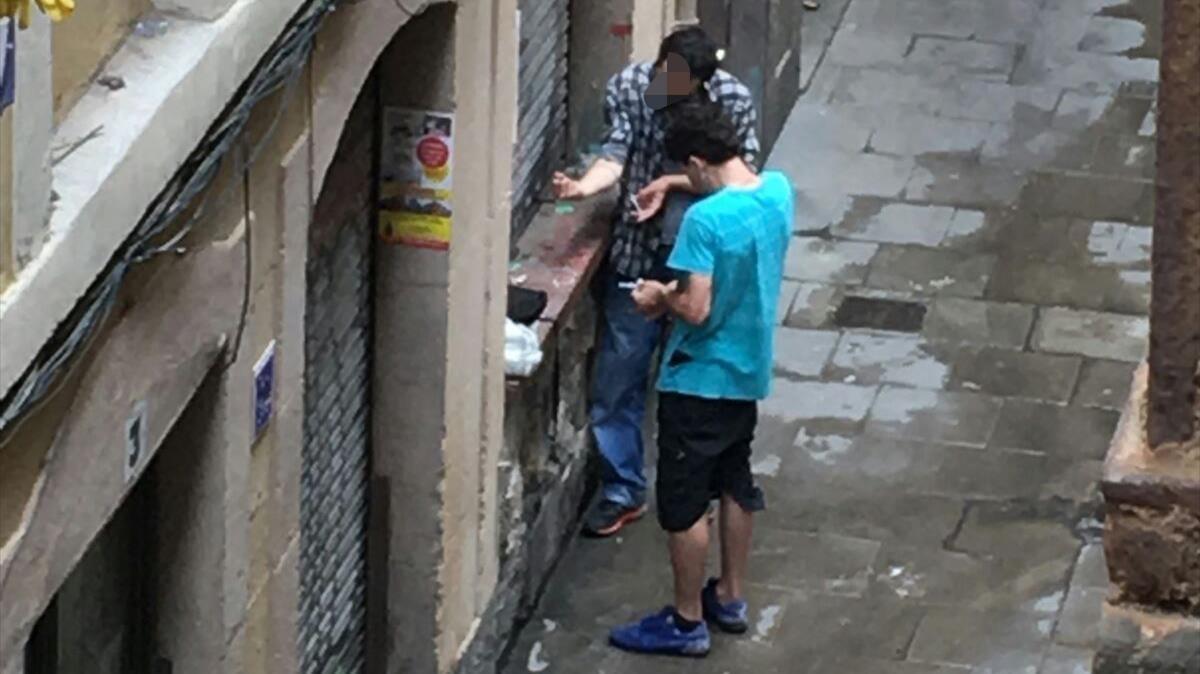 Consumidores en la calle. Fotografía facilitada por vecinos de la calle En Roig.
