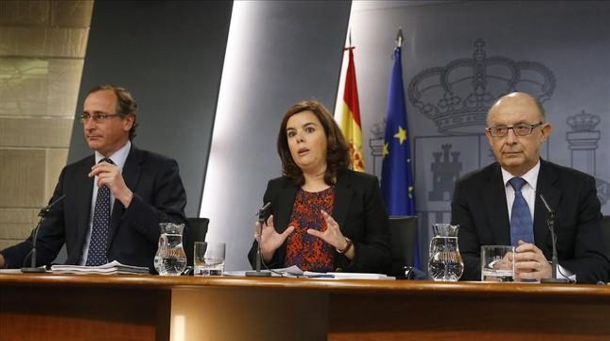 Alfonso Alonso, Soraya Sáenz de Santamaría y Cristóbal Montoro, en la rueda de prensa posterior al Consejo de Ministros. Alfonso Alonso, Soraya Sáenz de Santamaría y Cristóbal Montoro, en la rueda de prensa posterior al Consejo de Ministros.