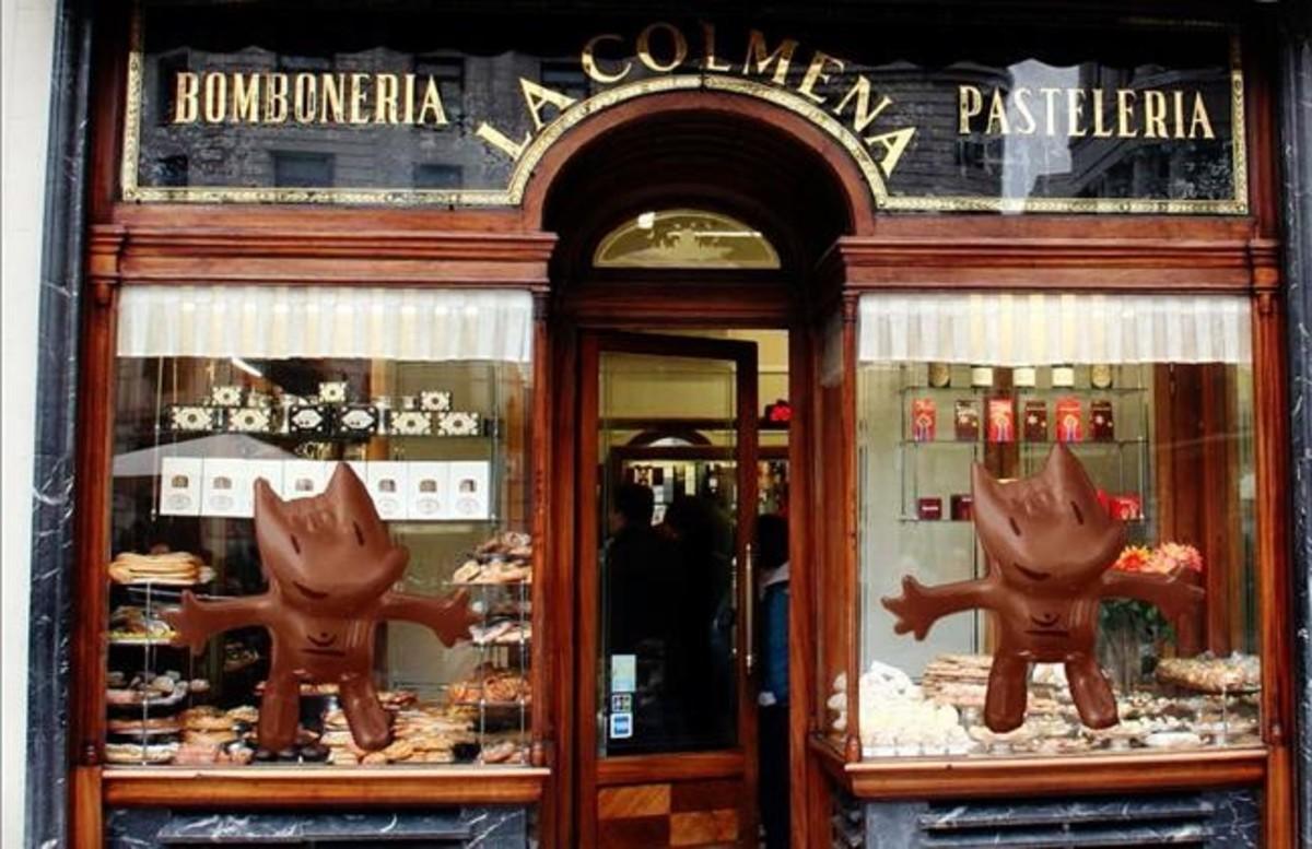 El artista Dis Berlin ha ideado Cobis de chocolate para escaparates de pastelerías.