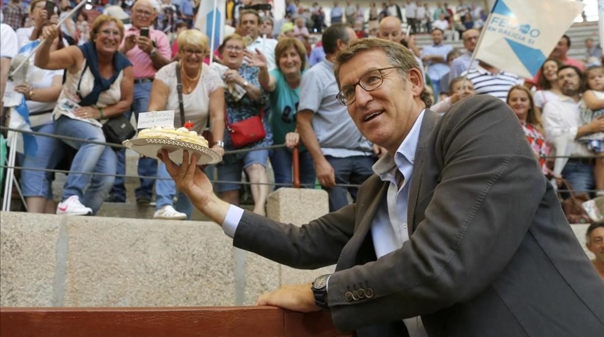Alberto Núñez Feijóo saluda a varios simpatizantes que le regalaron una tarta por su cumpleaños, durante la campaña cara a las elecciones gallegas. Alberto Núñez Feijóo saluda a varios simpatizantes que le regalaron una tarta por su cumpleaños, durante la campaña cara a las elecciones gallegas.