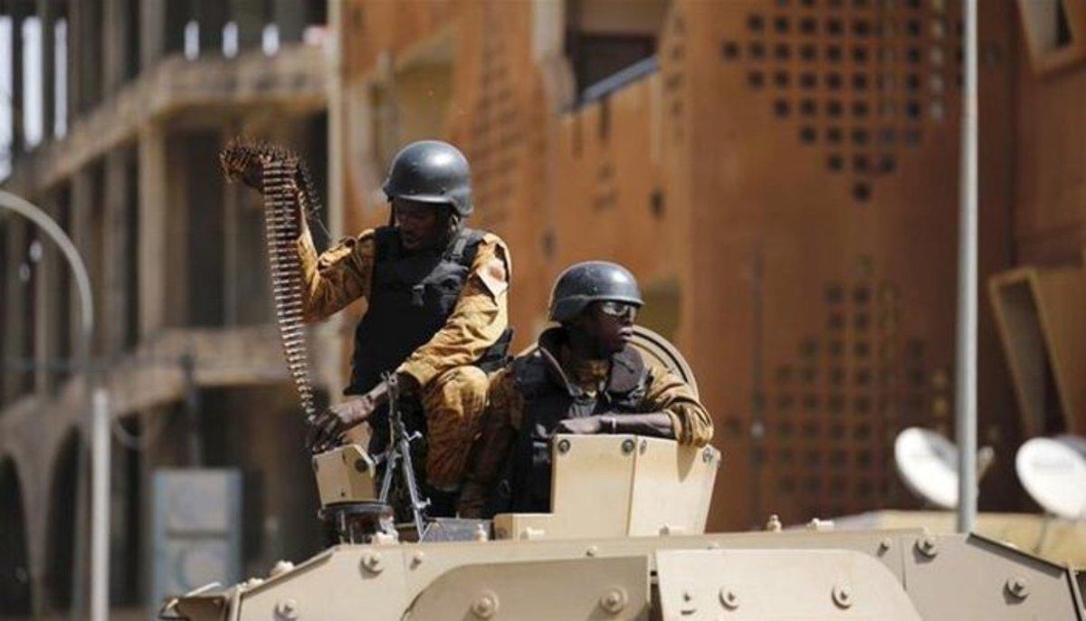 Un tanque del Ejército de Burkina Faso resguarda las zonas de un atentado.