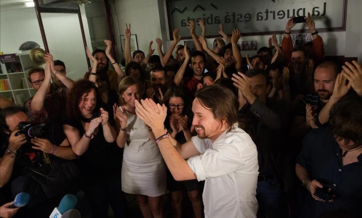 Pablo Iglesias celebra con dirigentes y simpatizantes de Podemos su intervención en el debate, en La Morada (Madrid). Pablo Iglesias celebra con dirigentes y simpatizantes de Podemos su intervención en el debate, en La Morada (Madrid).