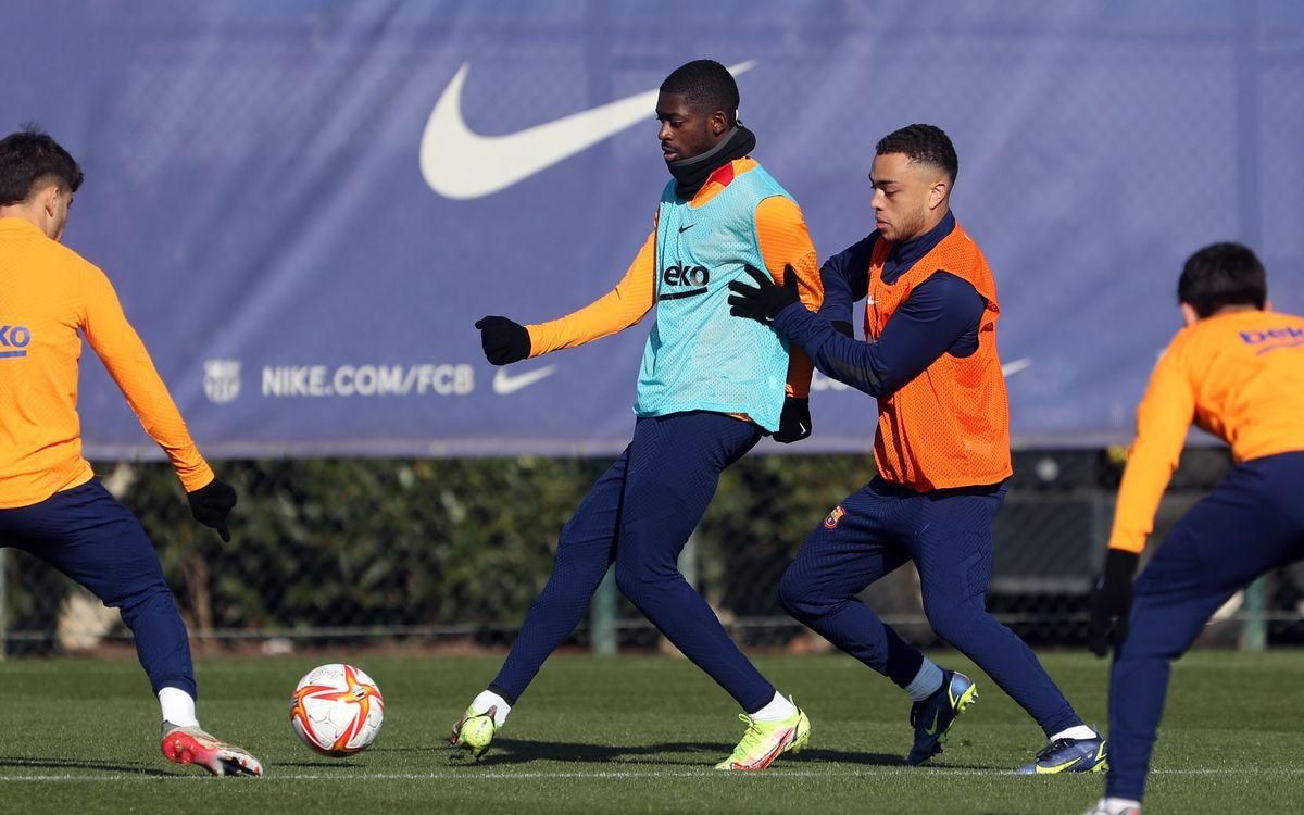 Dembélé, en el entrenamiento del Barça, marcado por Dest. Dembélé, en el entrenamiento del Barça, marcado por Dest.