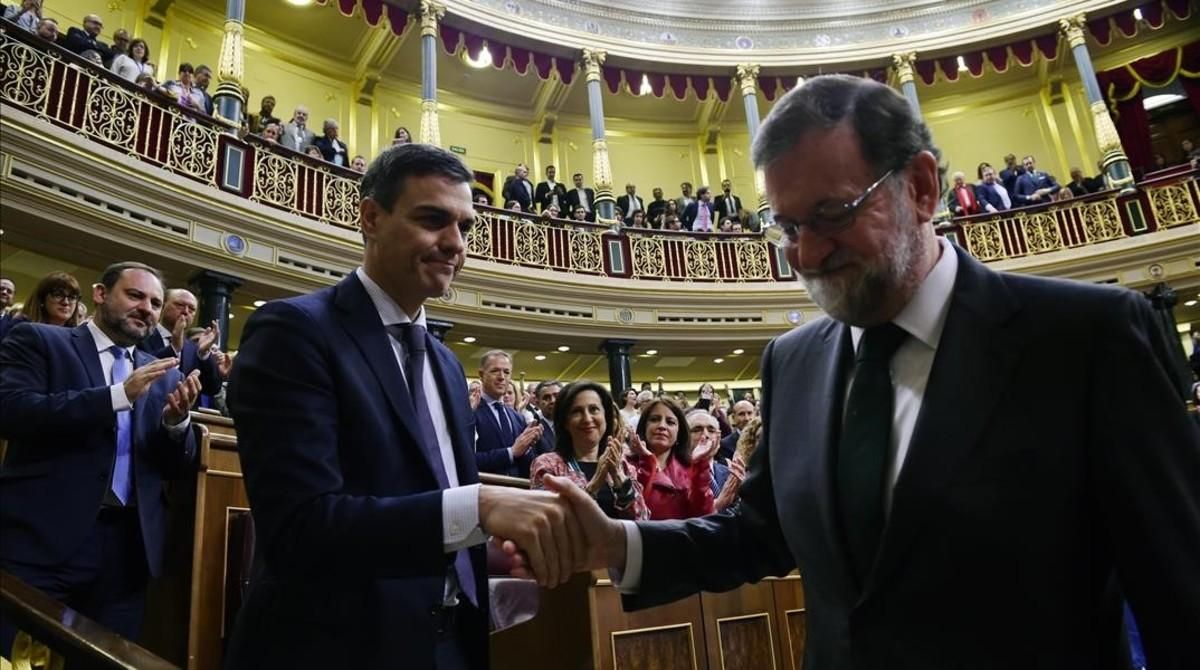 Pedro Sánchez saluda a Mariano Rajoy al final del pleno de la moción de censura, el pasado viernes. Pedro Sánchez saluda a Mariano Rajoy al final del pleno de la moción de censura, el pasado viernes.