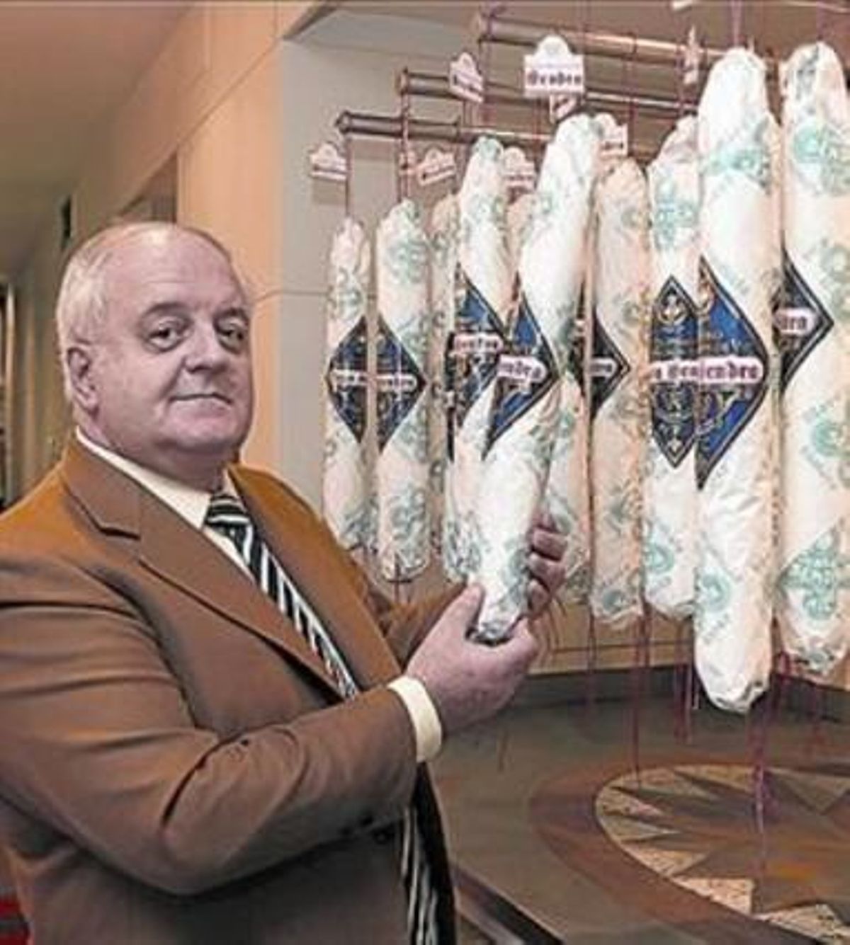 Pau Arboix, propietari de Casa Sendra, sosté una de les llonganisses que fabrica. Pau Arboix, propietari de Casa Sendra, sosté una de les llonganisses que fabrica.