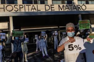 Els metges de l’hospital de Mataró protesten per les hores extra i avisen que l’uci està en risc